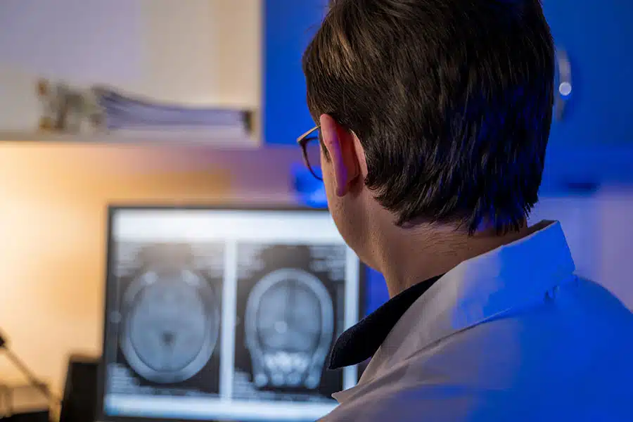 Especialista revisando estudios médicos y documentación clínica